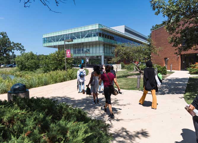 Students walking at Oakton's Des Plaines Campus,